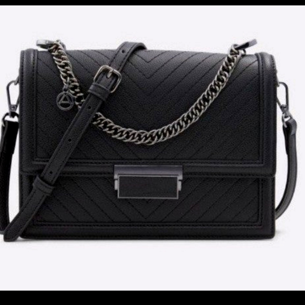 Laisbyyx Crossbody Bag w/ Chain Hand Strap  6x8x2 1/4